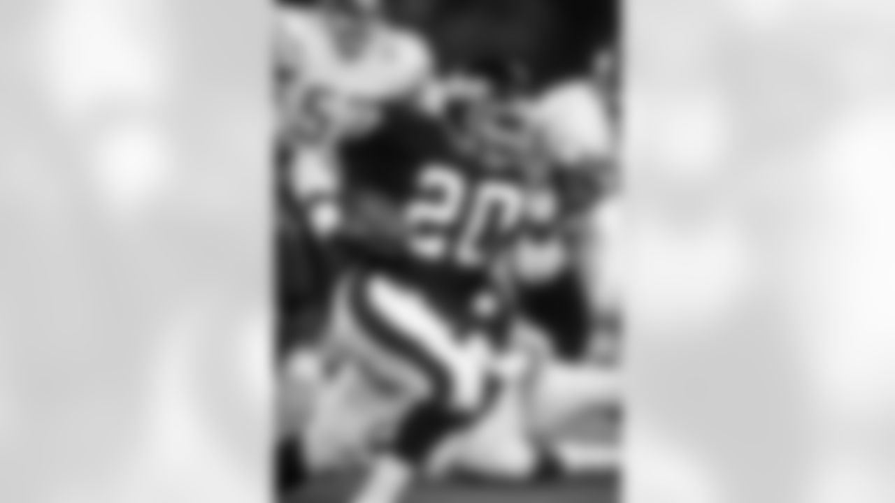 New York Giants running back Joe Morris (20) runs the ball during the NFL football game against the Washington Redskins on October 27, 1986 in East Rutherford, New Jersey. The Giants won the game 27-20. (AP Photo/Paul Spinelli)