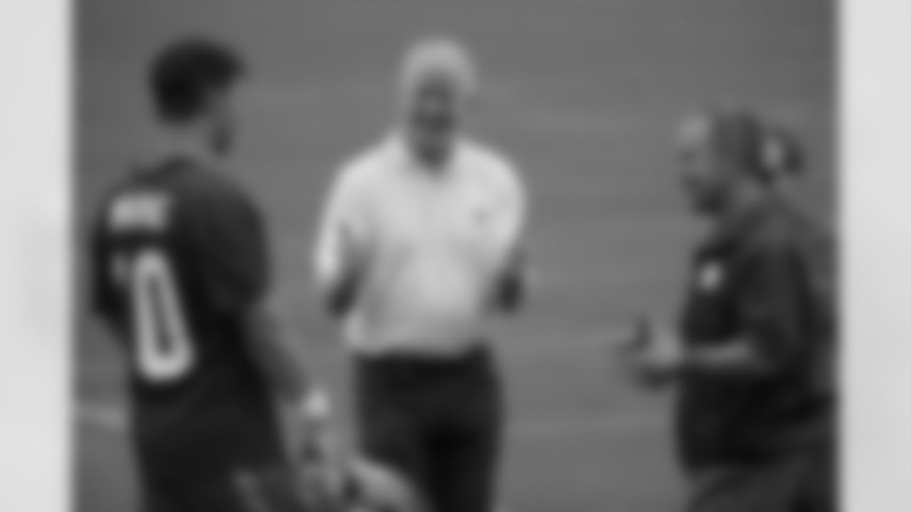 Former NFL quarterback Archie Manning, center, talks with his son, New York Giants quarterback Eli Manning, left, and defensive coordinator Steve Spagnuolo during NFL football minicamp, Thursday, June 18, 2015, in East Rutherford, N.J. (AP Photo/Julio Cortez)