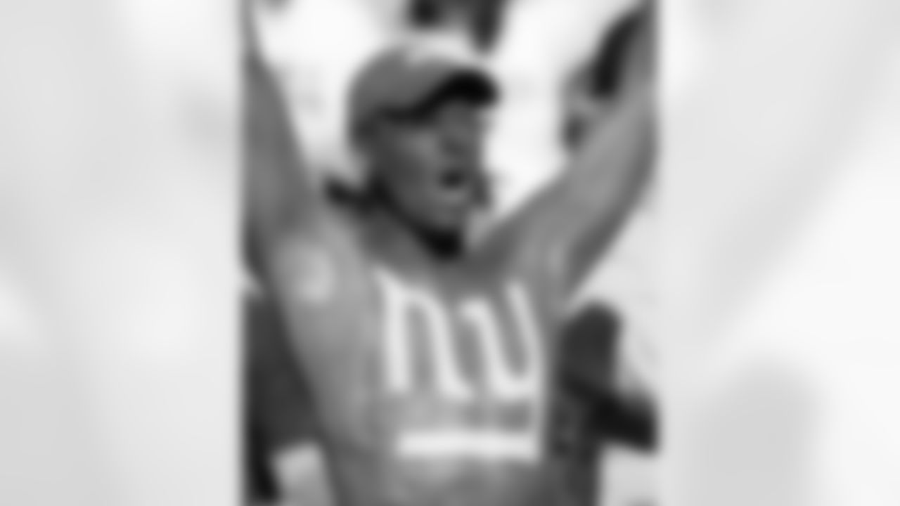 A New York Giants fan cheers as the players warm up to play the Dallas Cowboys in an NFC divisional playoff football game, Sunday, Jan. 13, 2008, in Irving, Texas. (AP Photo/David J. Phillip)
