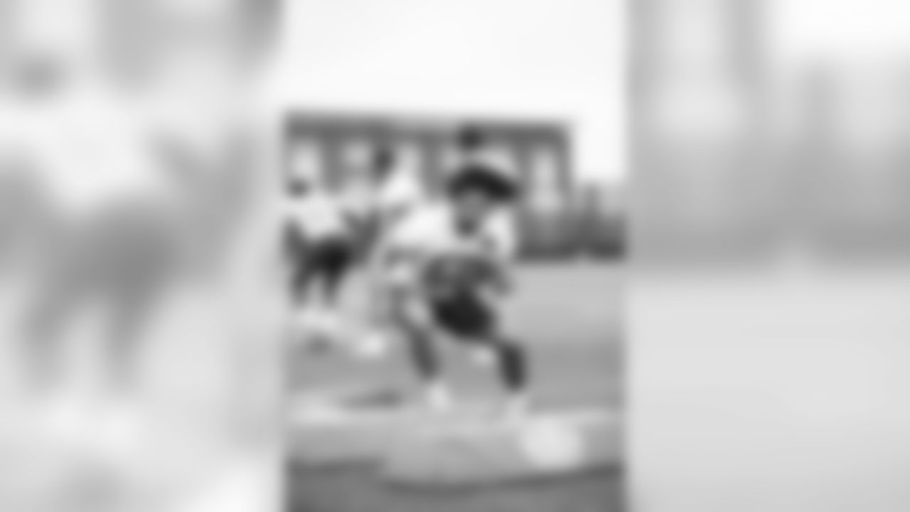 LB Devante Downs