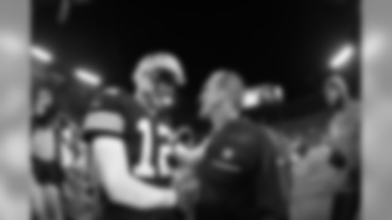 New York Giants defensive coordinator Steve Spagnuolo talks with Green Bay Packers quarterback Aaron Rodgers (12) following a week 5 NFL football game on October 9, 2016 in Green Bay, Wisconsin (Evan Pinkus via AP)