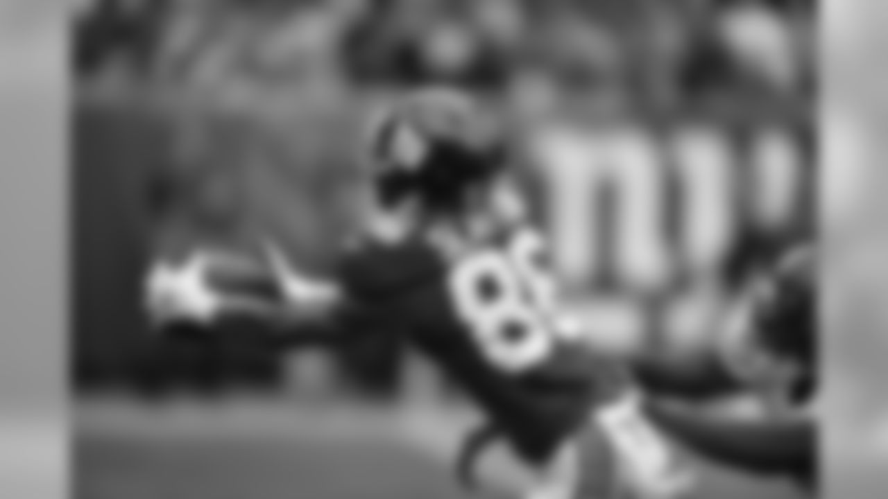 New York Giants wide receiver Darius Slayton (86) makes a touchdown catch during an NFL football game against the Minnesota Vikings Sunday October 6, 2019 in East Rutherford, NJ (Evan Pinkus via AP)