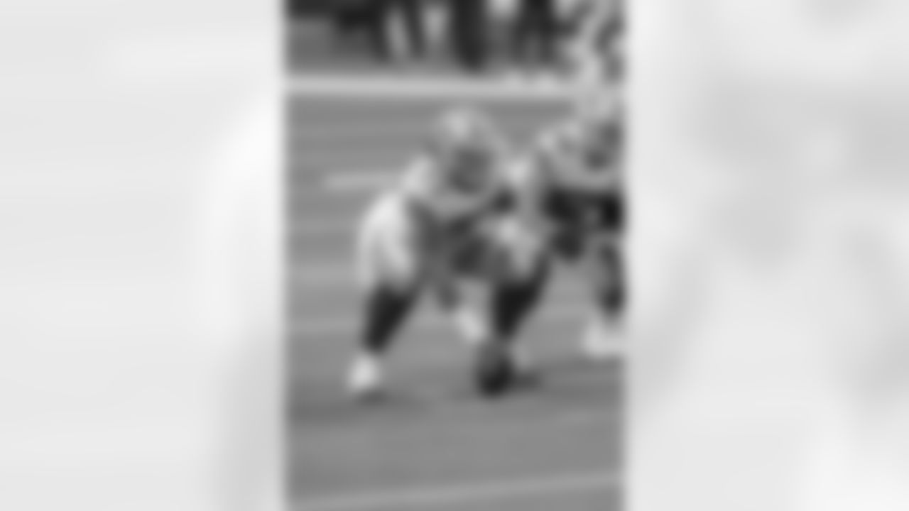 Dallas Cowboys center Joe Looney looks over the defense as he gets set prior to a play against the San Francisco 49ers during an NFL football game in Arlington, Texas, Sunday, Dec. 20, 2020. The Cowboys defeated the 49ers, 41-33. (G. Newman Lowrance via AP)