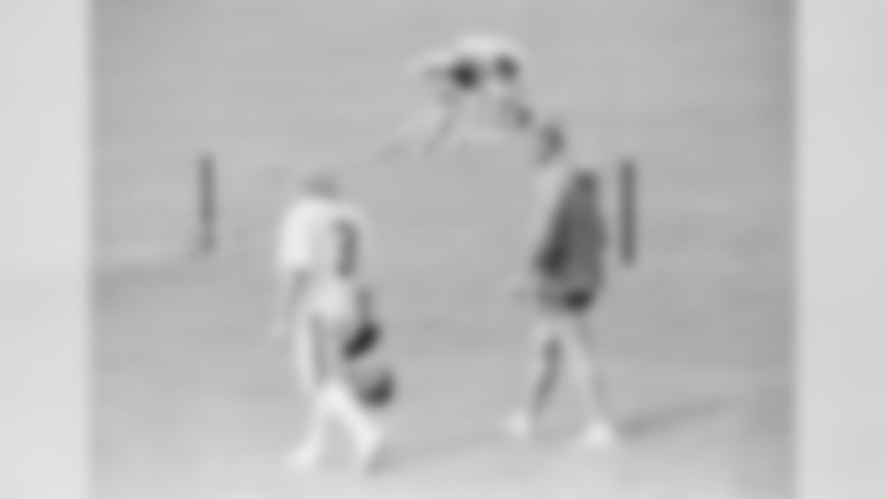 New York Giants coach Bill Parcells, right, and place kicker Eric Schubert (3) stroll through a light drizzle delaying their workout at the Atlanta Falcons training camp at Suwanee, Ga., Aug. 8, 1986. (AP Photo/Charles Kelly)