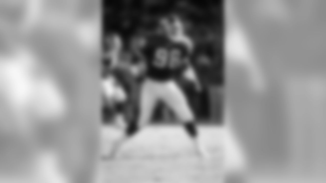 Jessie Armstead (98) during a game from his 1993 season with the New York Giants. (David Durochik via AP)