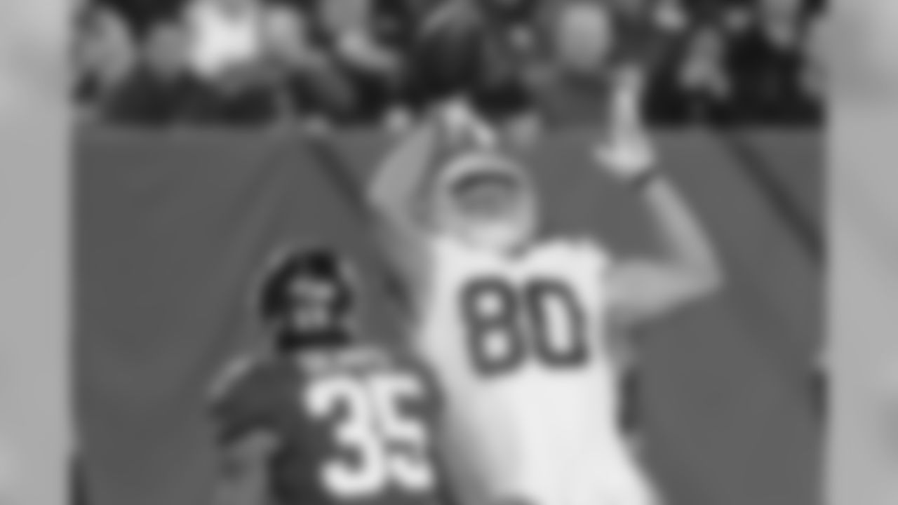 Andrew Luck hits tight end Coby Fleener for a 32-yard touchdown and a 10-0 Indianapolis lead. WATCH HIGHLIGHT