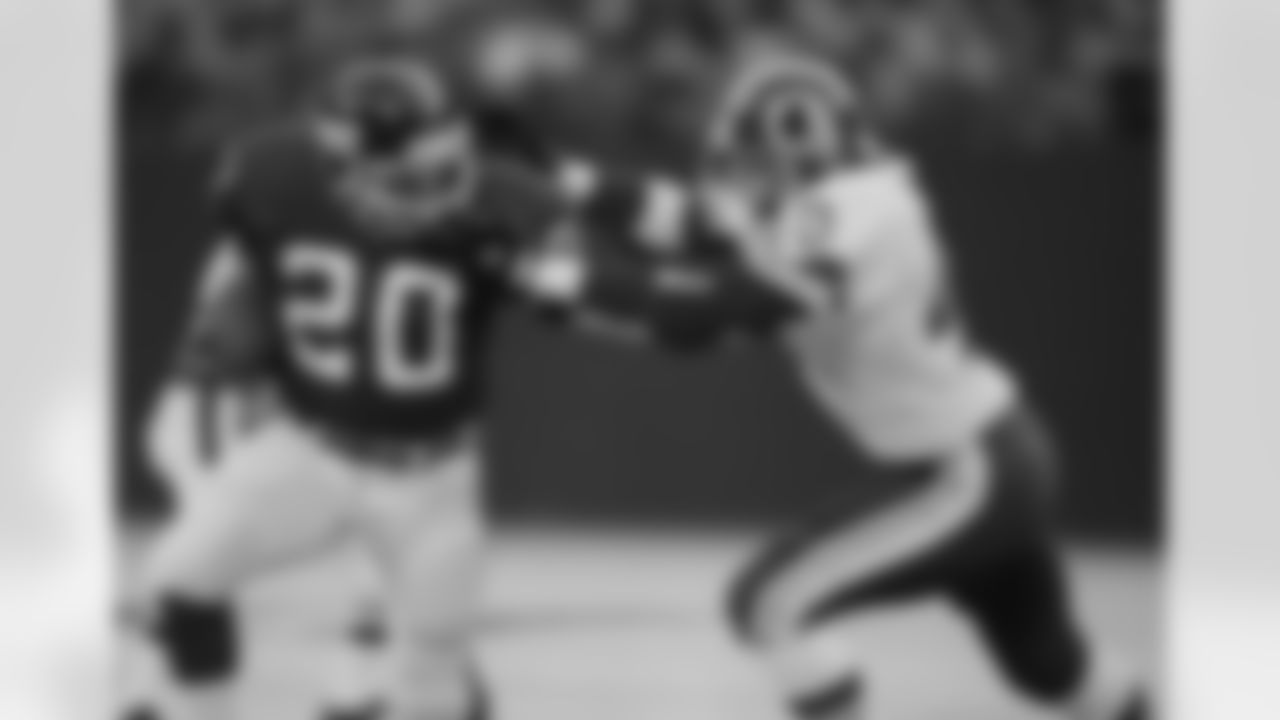 New York Giants Joe Morris breaks away from Washington Redskins Alvin Walton as he runs with the ball during first quarter NFC championship action at Giants stadium in East Rutherford Sunday, Jan. 11, 1987. (AP Photo/David Fields)