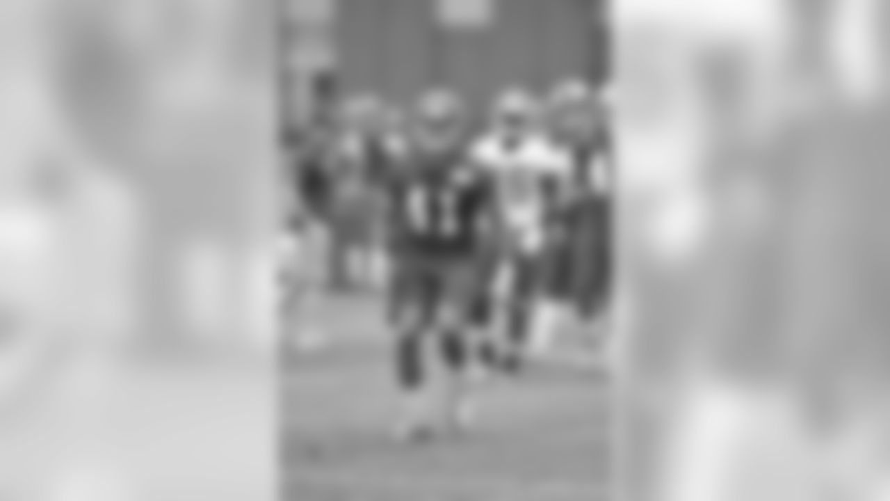 LB Ryan Jones