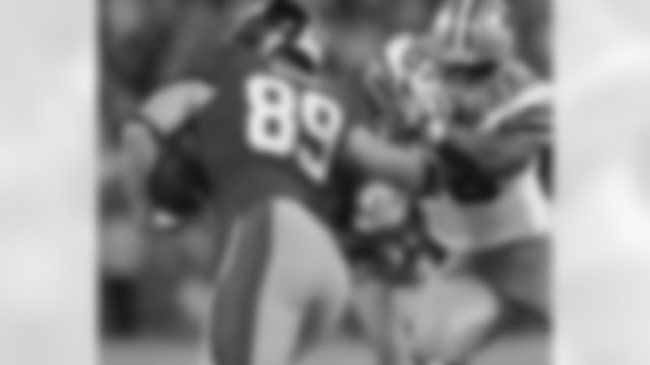TE Kevin Boss stiff arms a Cowboys defender and breaks through for a huge gain.
