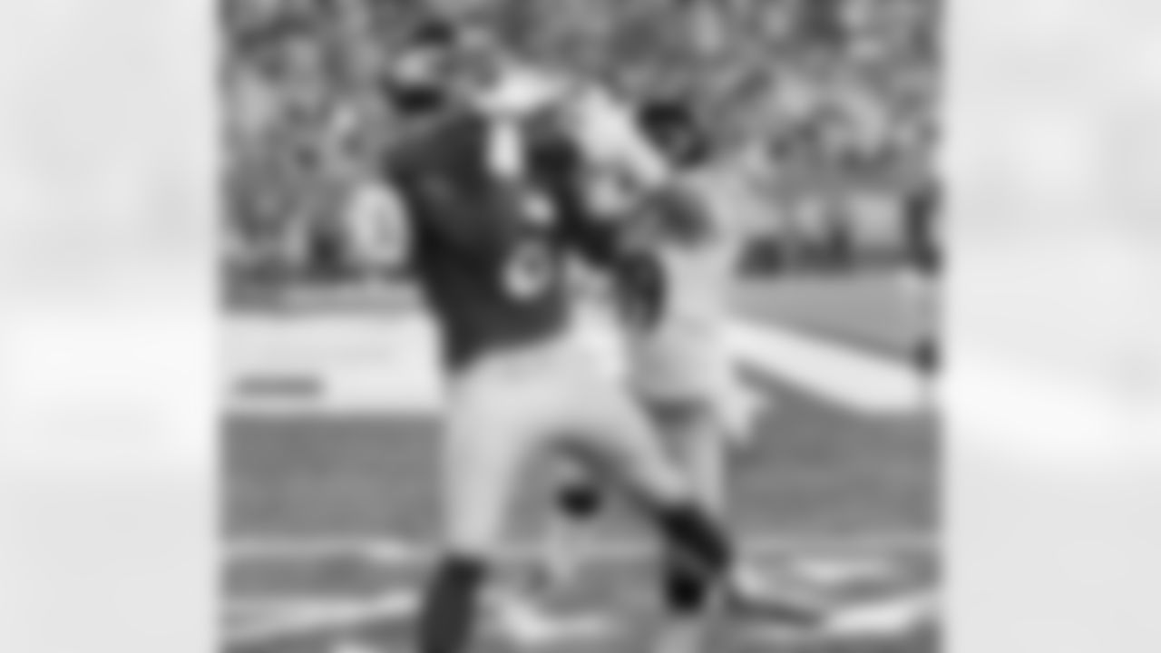 WR Corey WashingtonHe did it again. A week after his late 73-yard touchdown propelled the Giants to a victory over the Buffalo Bills in the Hall of Fame Game, Washington again used his 6-4, 214-pound frame to put the Giants on top for good. With 2:50 left in the game and the Giants trailing by three points, Washington hauled in a 3-yard touchdown pass from Curtis Painter for the late lead and eventual victory.
