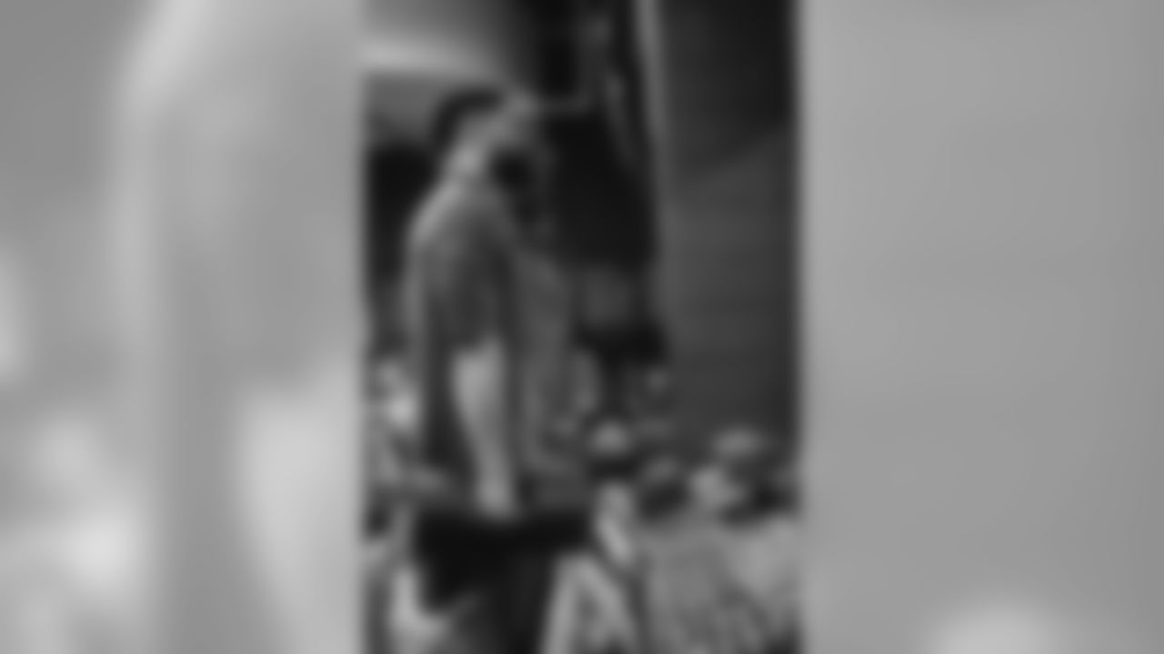 E_19_04015_PlayerWorkoutsOffense040