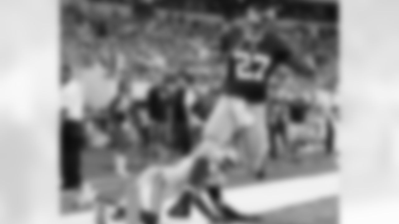 RB Brandon Jacobs scores on a big run in the second half against the Cowboys.