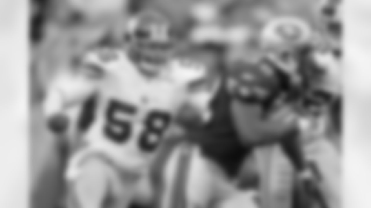 New York Giants linebacker Antonio Pierce (58) chases down a running back during an NFL game against the San Francisco 49ers, Nov. 6, 2005 in San Francisco. (AP Photo/Greg Trott)