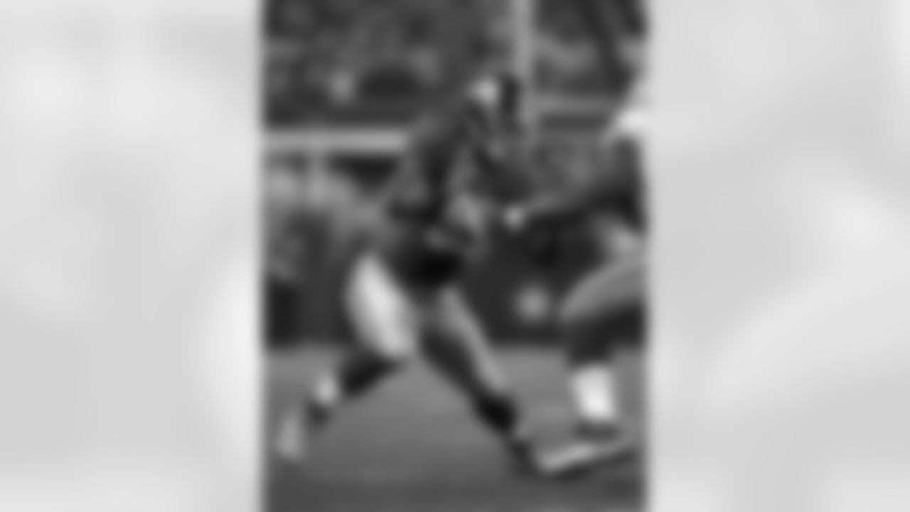DEFENSIVE LINE: B-