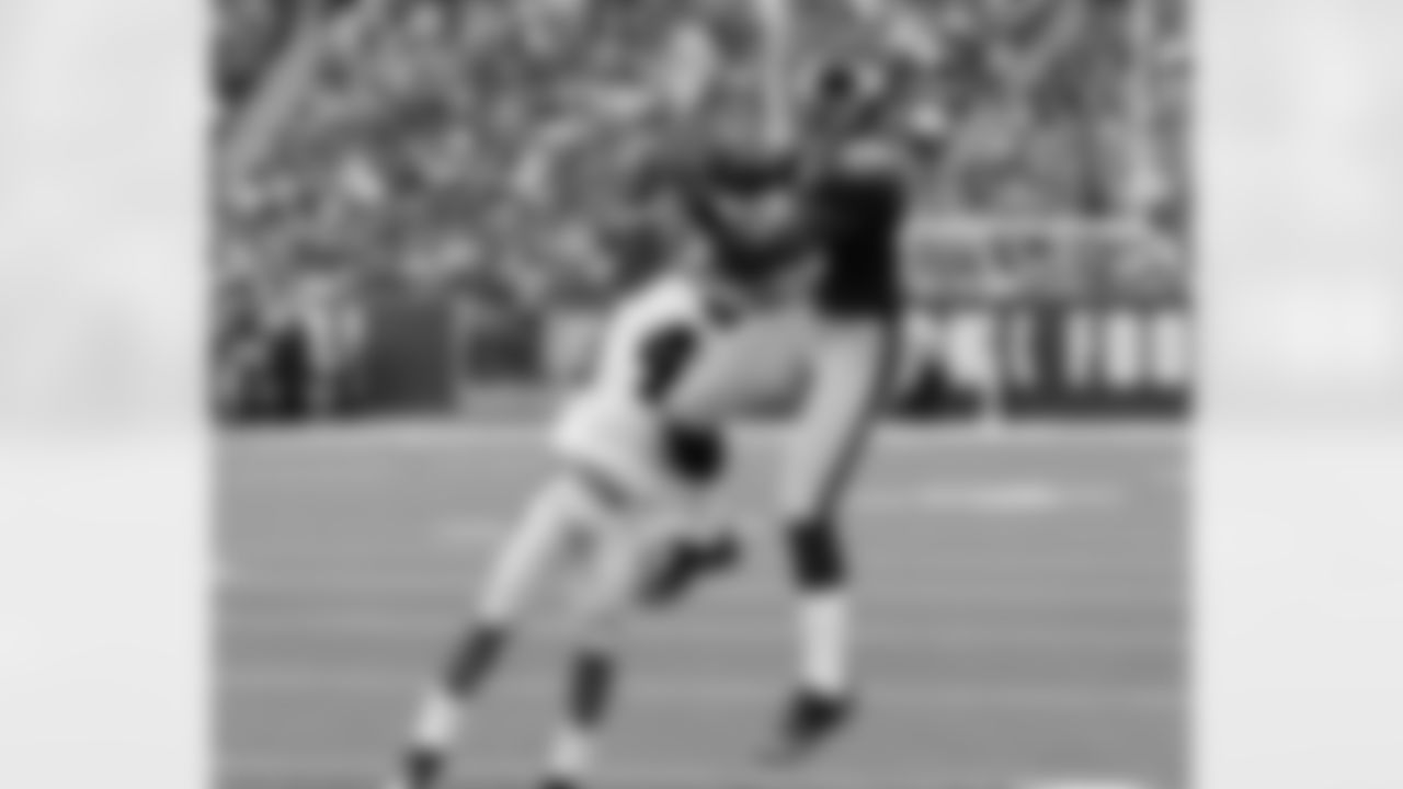 Aftier initially being called an incomplete pass, the Giants challenged and this Hakeem Nicks catch was ruled in bounds