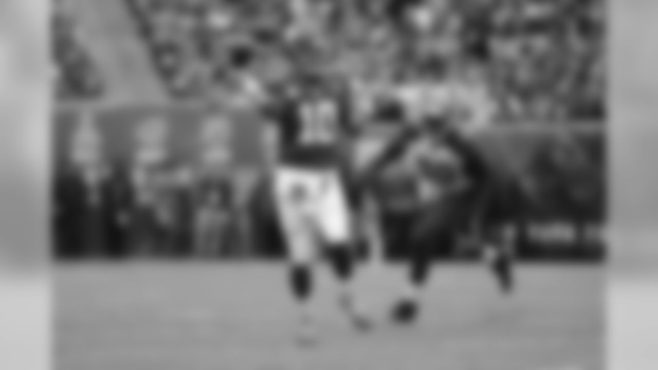 Eli Manning – Quarterback Eli Manning finished the day 17-of-18 for 231 yards and 2 touchdowns. He started the game completing 11 straight passes, tying a career-best.
