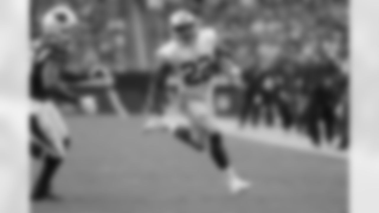 San Francisco 49ers Matt Breida (22) was on the run during an NFL football game against the Arizona Cardinals Sunday, October 1, 2017, in Glendale, Ariz. The Cardinals won the game 18-15. (Terrell Lloyd via AP Images)