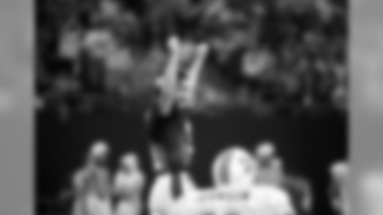 New York Giants quarterback Phil Simms eyes the bench and raises his hands in victory after he completed a third down pass for a fourth quarter first down that assured the Giants possession of the ball as the clock ran out on their 17-14 win over the Tampa Bay Buccaneers at Giants Stadium, Sept. 23, 1984. (AP Photo/Ray Stubblebine)