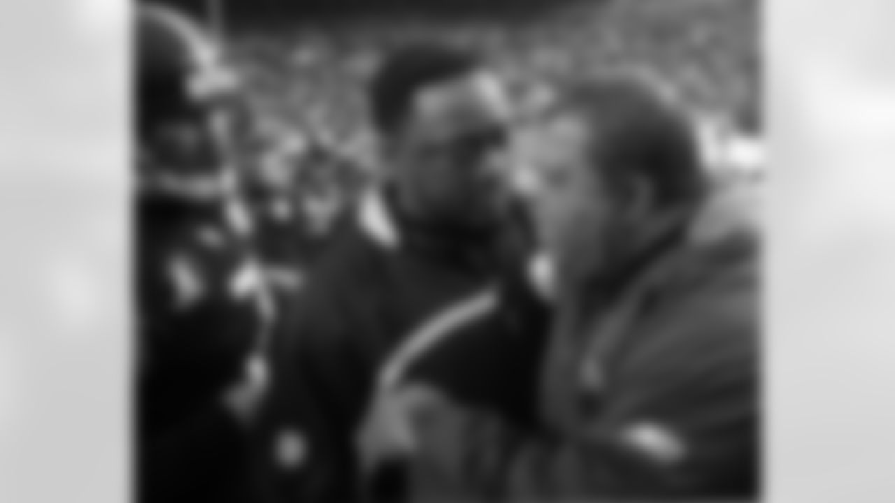 Pittsburgh Steelers quarterback Ben Roethlisberger (7) and Steelers coach Mike Tomlin meet Cleveland Browns coach Romeo Crennel, right, on the field after the Steelers' 31-28 win in an NFL football game at Pittsburgh, Sunday, Nov. 11, 2007. (AP Photo/Gene J. Puskar)