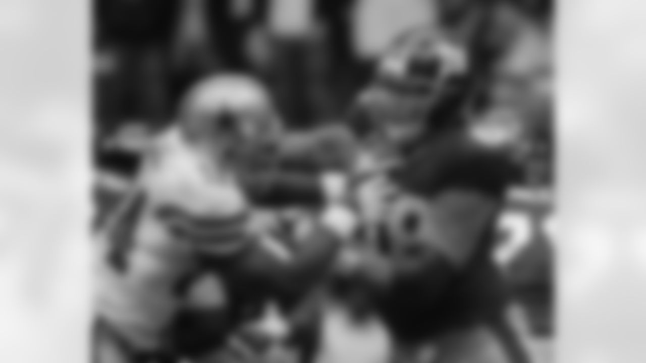 New York Giants guard David Diehl (66) blocks Dallas Cowboys linebacker DeMarcus Ware during an NFL divisional playoff football game, Sunday, Jan. 13, 2008, in Irving, Texas. (AP Photo/Matt Slocum)