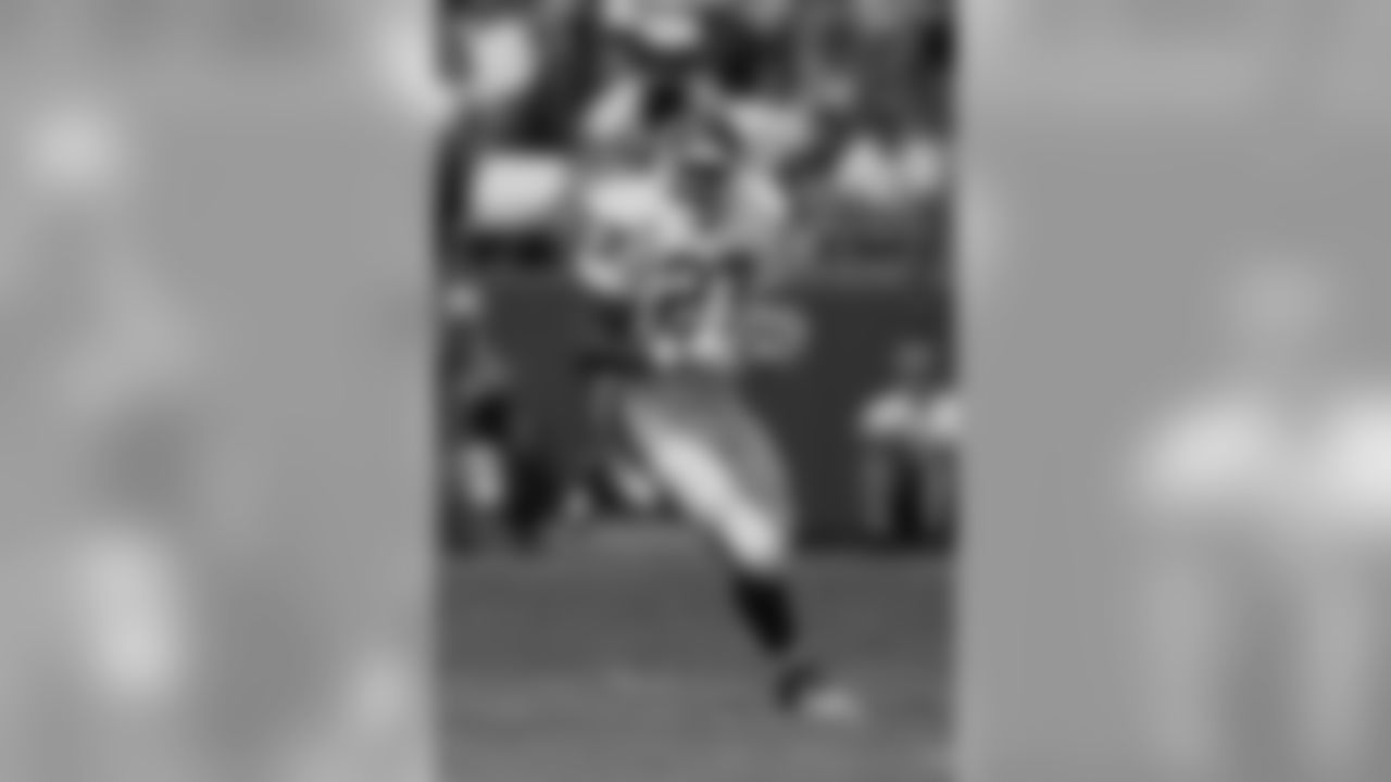 New York Giants Rodney Hampton (27) during a game from his 1995 season with the New York Giants. Rodney Hampton played for 8 seasons, all with the Giants and was a 2-time Pro Bowler.(David Durochik via AP)