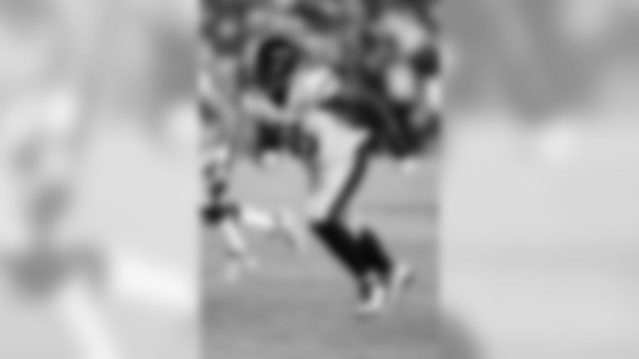 LB Athur Moats