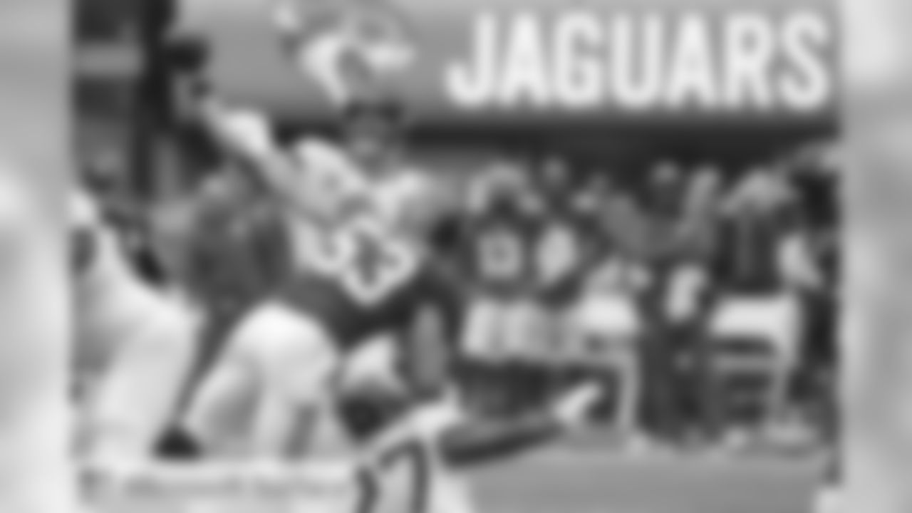 OLB CONNOR BARWIN
Barwin has a sack in six consecutive games against the Cowboys, five with the Eagles and one with the Rams last season.