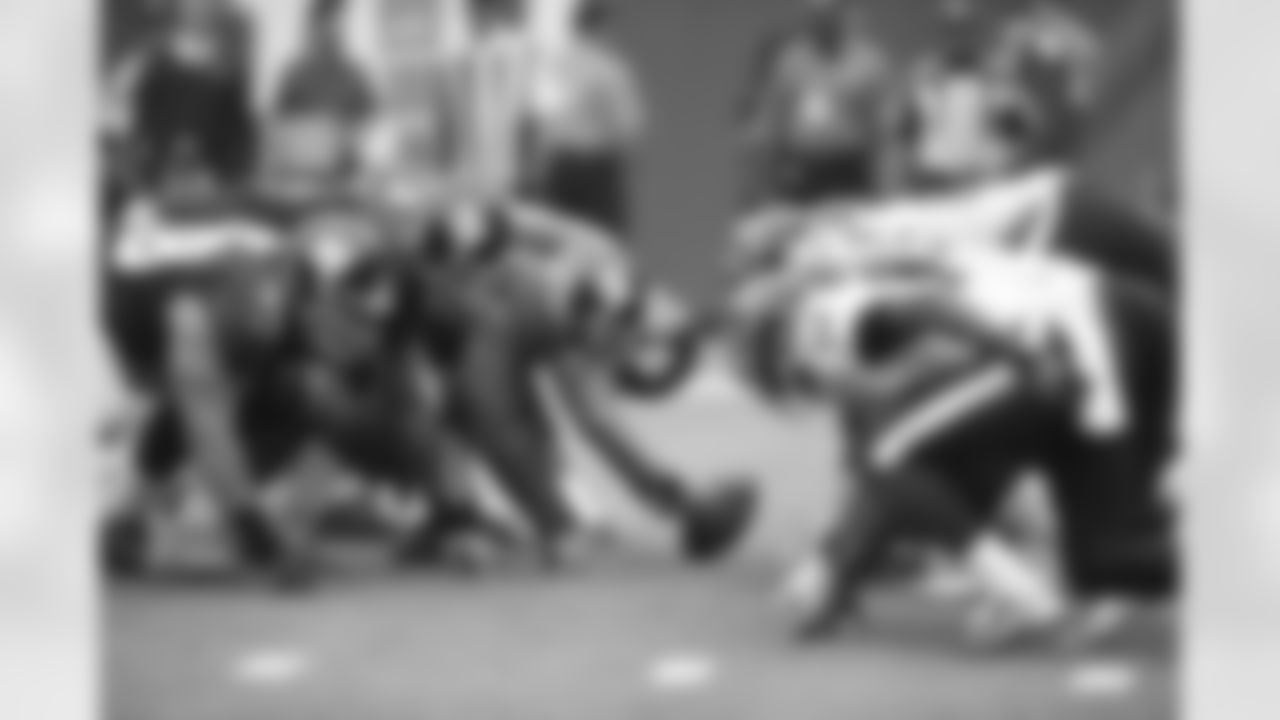 A look down the line of scrimmage as the New York Giants take on the Houston Texans during a week 3 football game on September 21, 2014 in East Rutherford, New Jersey (AP Photo/Evan Pinkus)