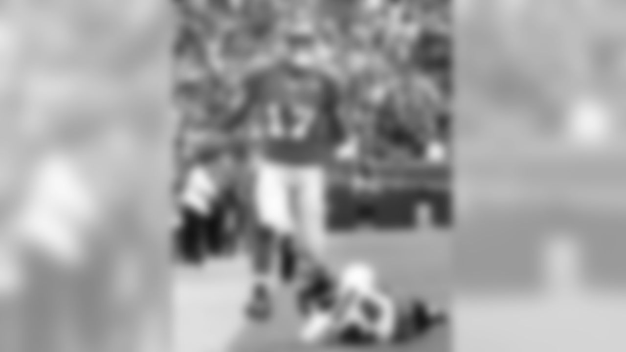 WR Plaxico Burress: Signed by the Giants March 17th, 2005