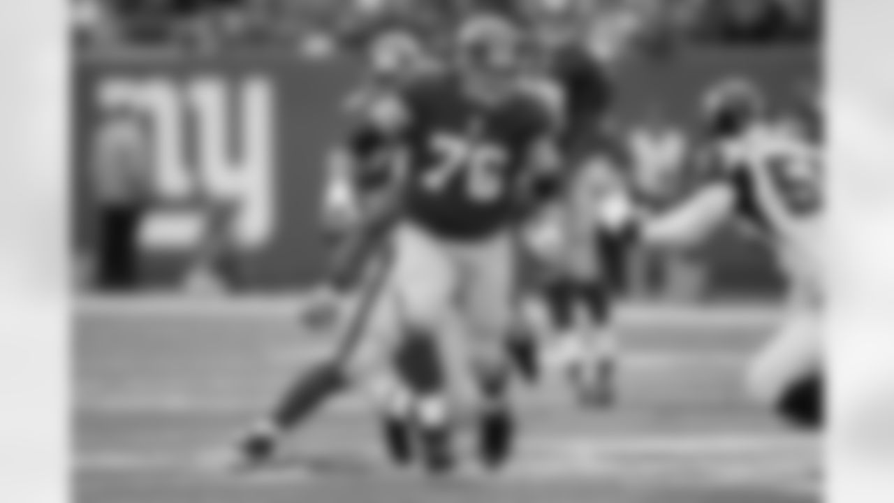 EAST RUTHERFORD, NJ- JANUARY 8: Chris Snee #76 of the New York Giants runs against the Atlanta Falcons during their NFC Wild Card Playoff game at MetLife Stadium on January 8, 2012 in East Rutherford, New Jersey. The Giants defeated the Falcons 24-2. (AP Photo/Scott Boehm)