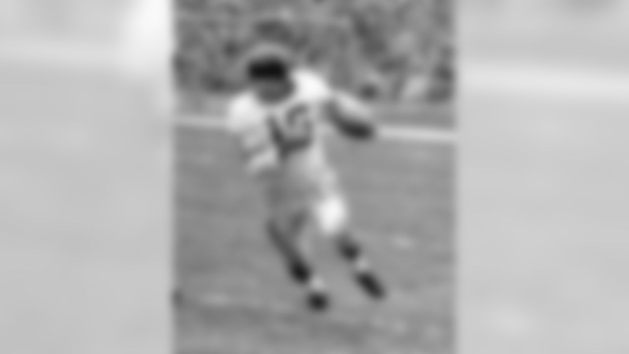 Frank Gifford heads upfield during an NFL game on Nov. 3, 1957 (AP Photo/NFL Photos/Vernon Biever)