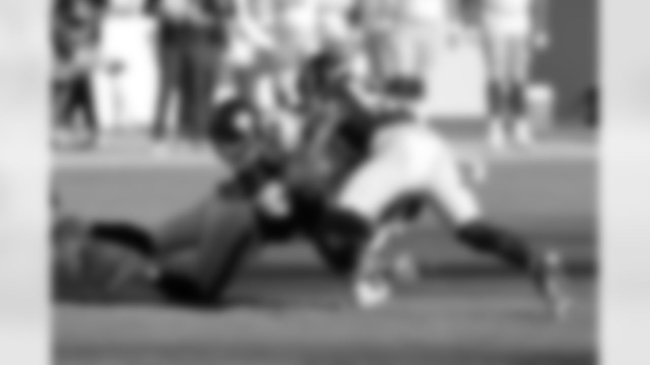 New York Giants running back Dion Lewis (33) runs the ball during an NFL football game against the Washington Football Team on Sunday, November 8, 2020 in Landover, Maryland. (Mikey Owens/NFL)