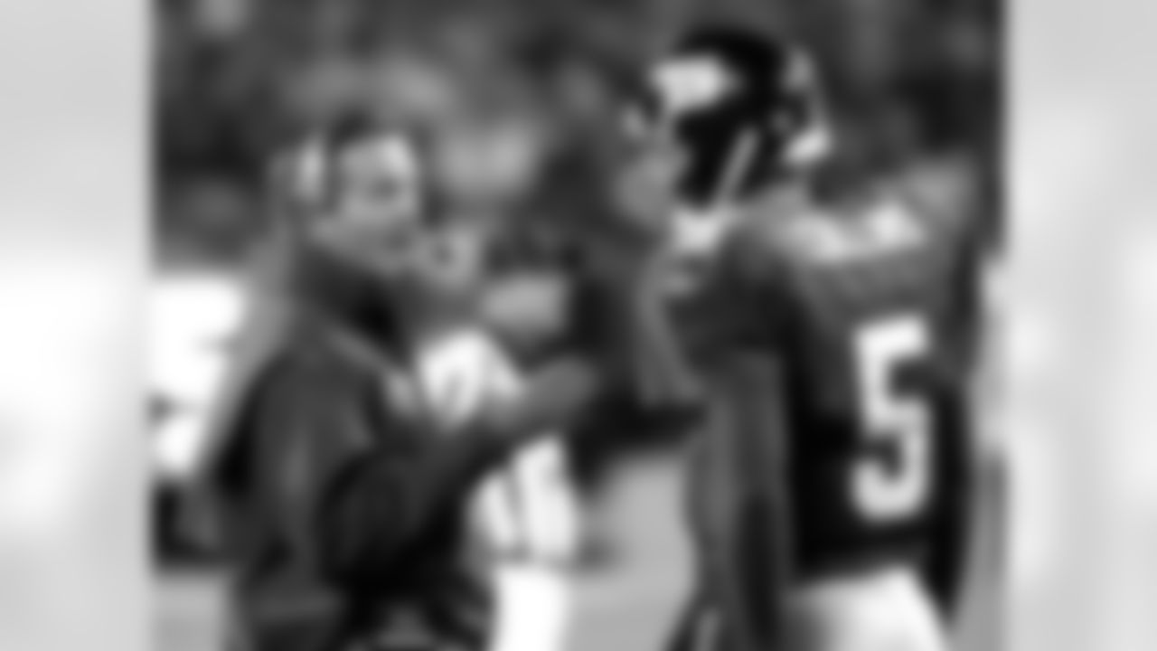 New York Giants coach Jim Fassel, left, talks to quarterback Kerry Collins during a timeout in the first quarter Sunday, Nov. 3, 2002, at Giants Stadium in East Rutherford, N.J. (AP Photo/Bill Kostroun)