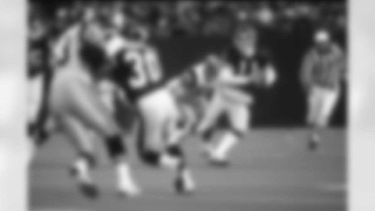New York Giants quarterback Phil Simms (11) rolls out during a 19 - 13 overtime loss to the Los Angeles Rams in the 1989 NFC Divisional Playoff Game on Jan. 7, 1990 at Giants Stadium in East Rutherford, NJ. (Al Messerschmidt via AP)