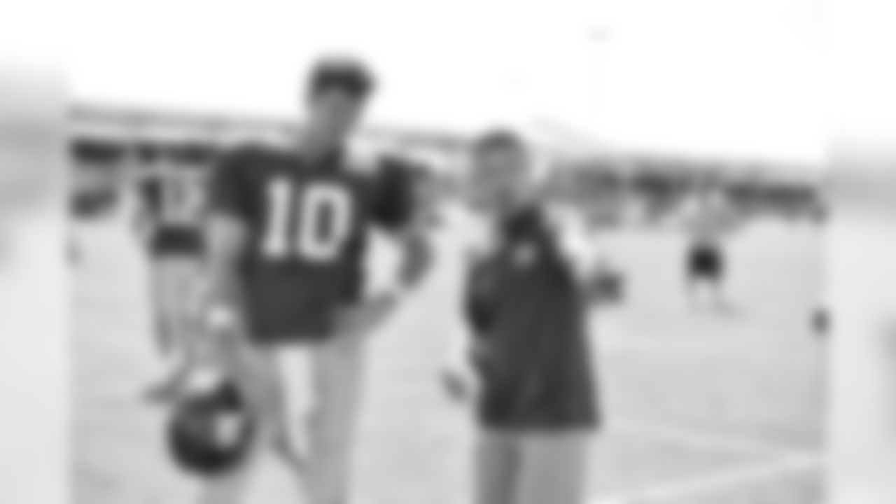 New York Giants defensive coordinator Steve Spagnuolo talks with quarterback Eli Manning (10) during NFL training camp practice on August 9, 2016 at the Quest Diagnostics Training Center in East Rutherford, New Jersey. (Evan Pinkus via AP)