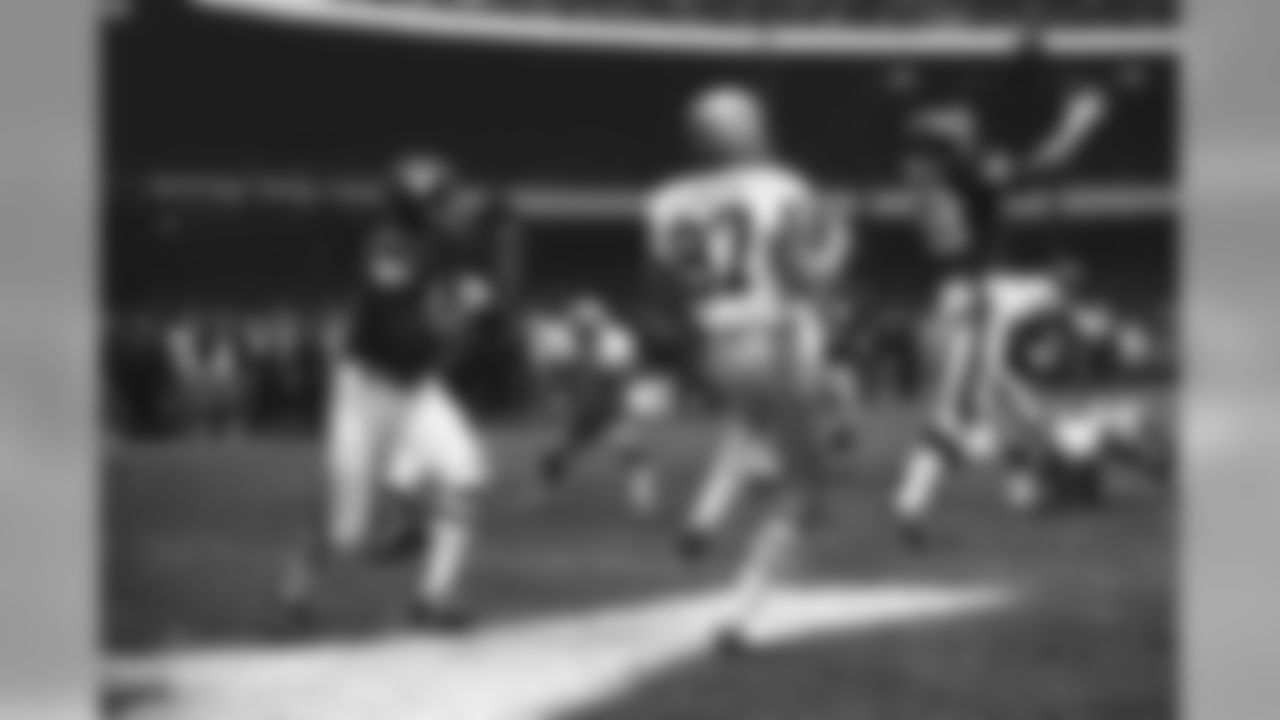New York Giants middle line backer Jim Files intercepts pass from Washington Redskins quarterback Sonny Jorgensen intended for Redskins tight end Jerry Smith (87) at the Giants goal line during first quarter of game at New York's Yankee Stadium on Nov. 15, 1970. Files ran the ball back to the Redskin's 8 yard line. Giants won, 35-33. (AP Photo/Harry Harris)