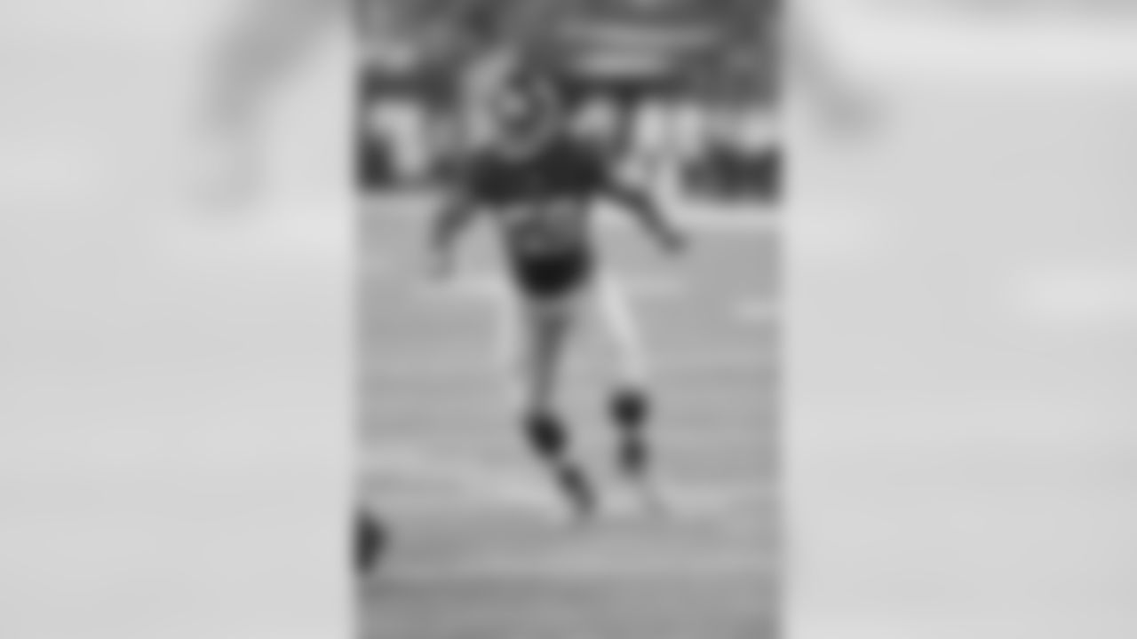 LB Devon KennardThe rookie linebacker notched six solo tackles and two sacks, one of which was also the forced fumble that defensive tackle Markus Kuhn scooped up and returned for a touchdown. It was Kennard's second straight multi-sack game after recording two against Jacksonville.