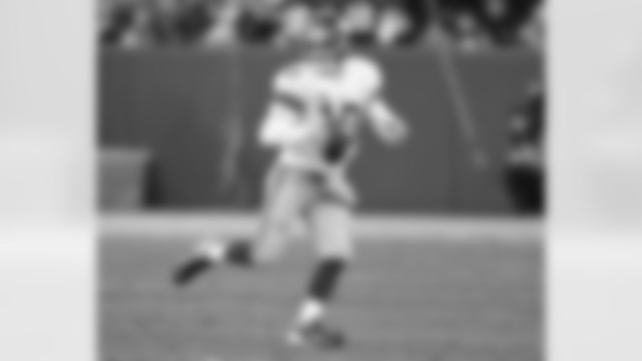 QB Eli Manning scrambles for a firstdown.