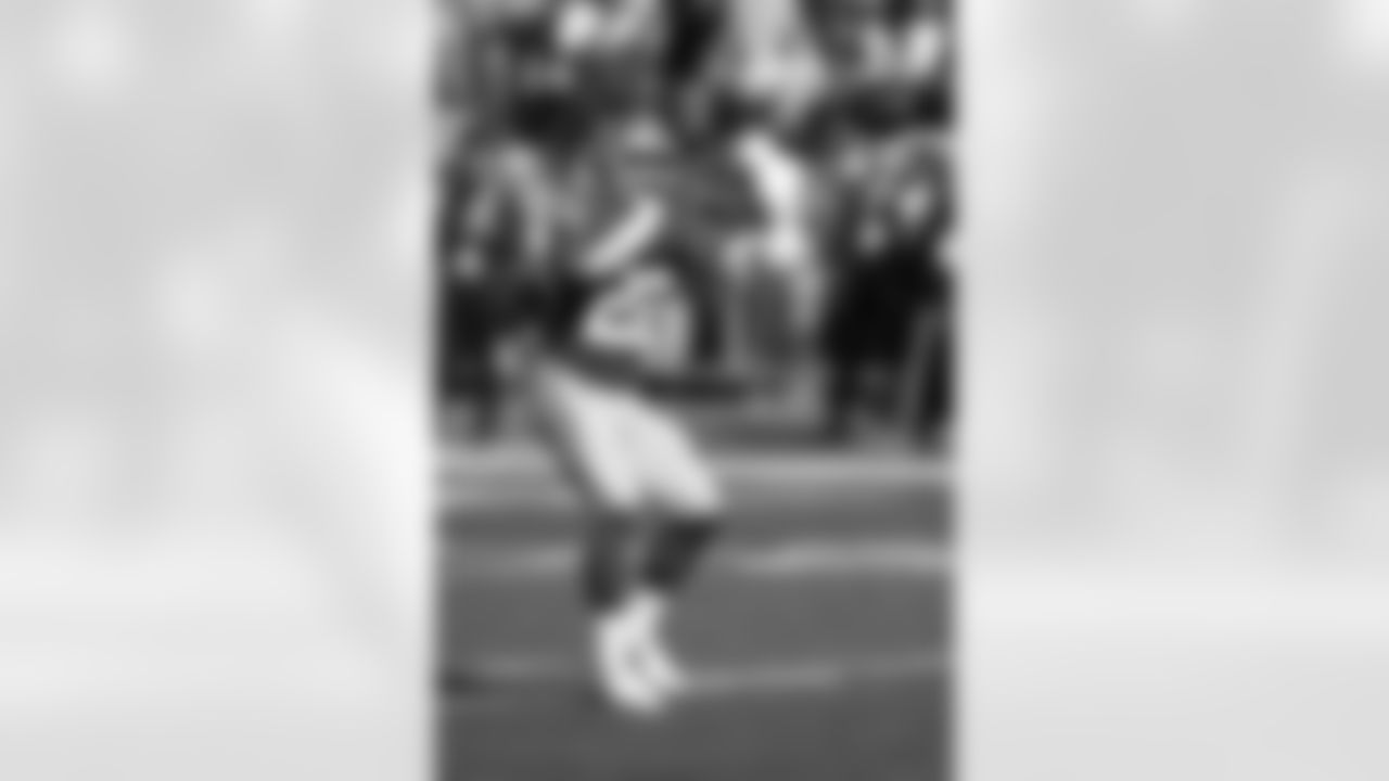 San Francisco 49ers running back Matt Breida (22) catches a pass during pregame warmups before the game against the Minnesota Vikings in an NFL divisional playoff football game, Saturday, Jan. 11, 2020, in Santa Clara, Calif. The 49ers defeated the Vikings 27-10. (Paul Spinelli via AP)