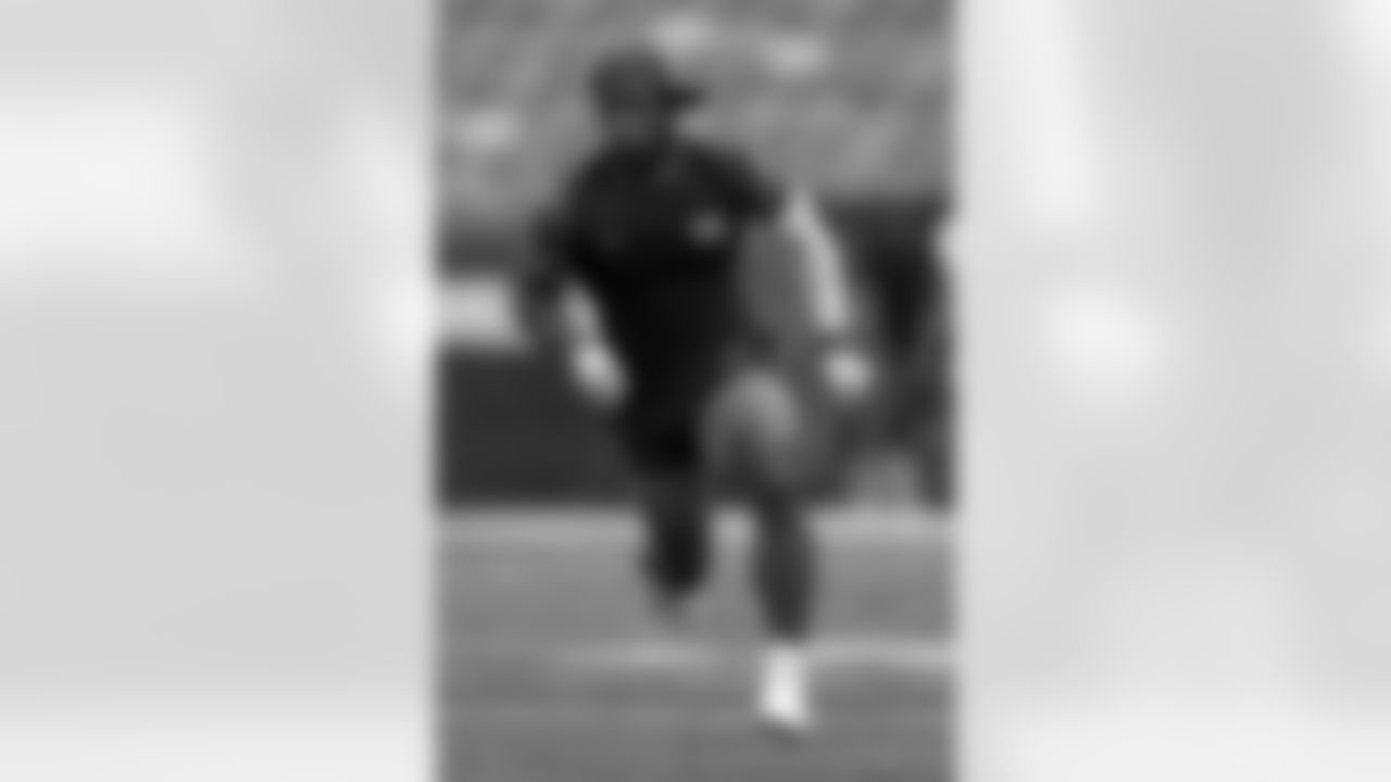 New York Giants running back Saquon Barkley (26) warms up before taking on the New England Patriots in an NFL preseason football game, Sunday, Aug. 29, 2021, in East Rutherford, N.J. (AP Photo/Adam Hunger)