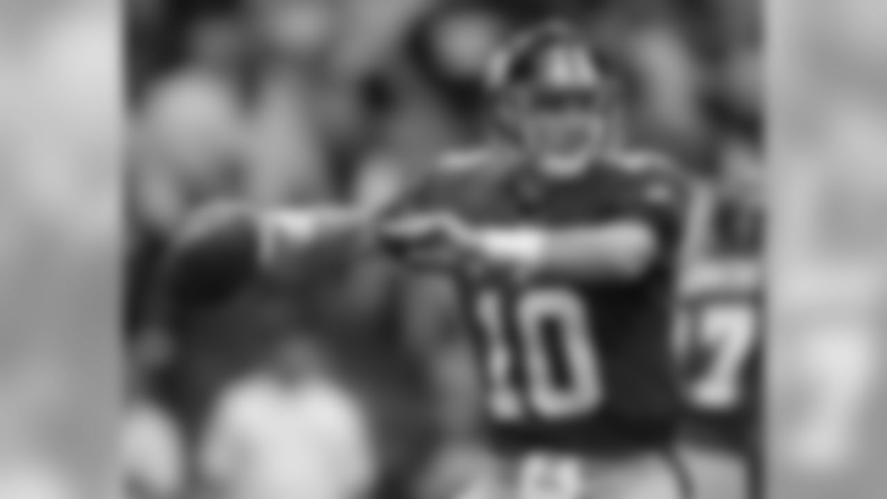 New York Giants quarterback Eli Manning (10) passes against the Dallas Cowboys in the first quarter of their NFL football game, Sunday, Sept. 9, 2007, in Irving Texas. (AP Photo/Matt Slocum)