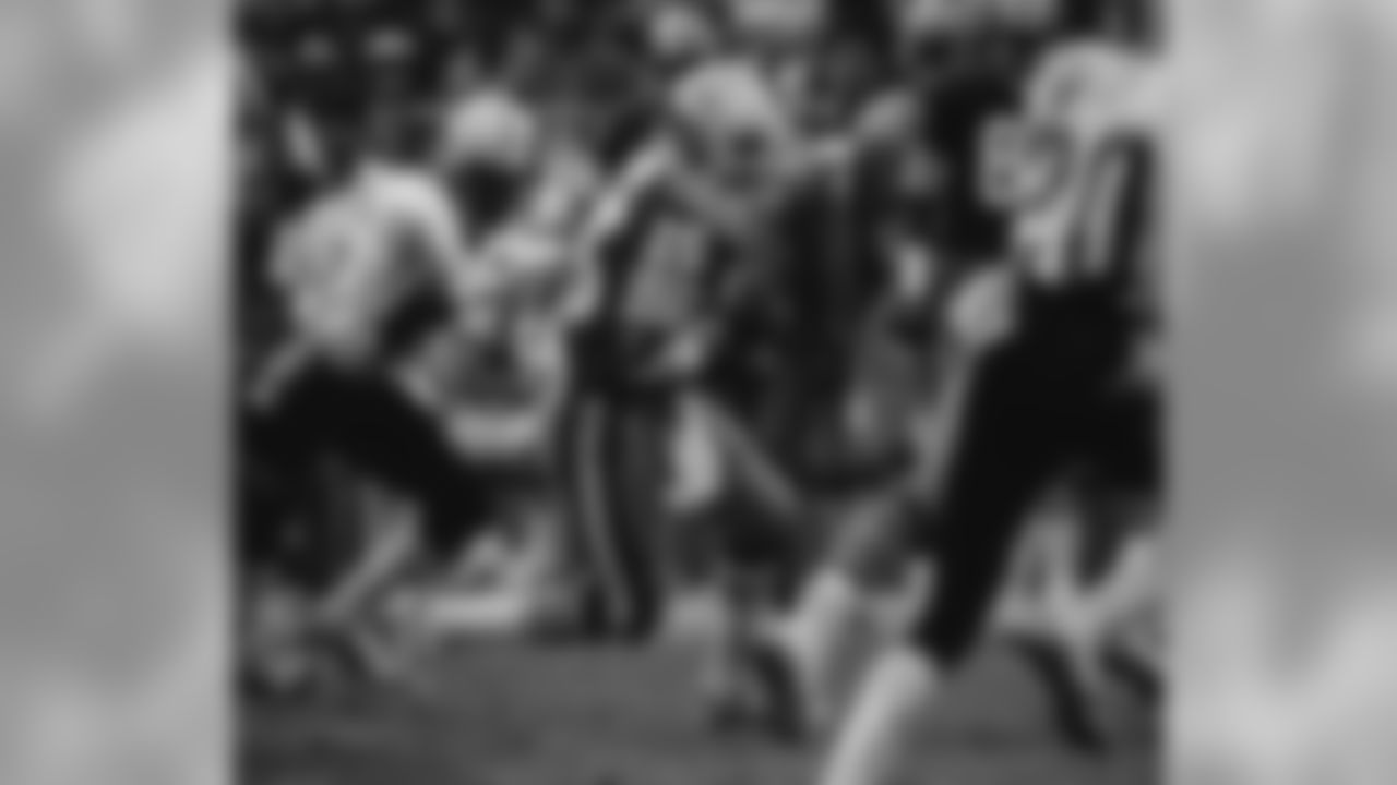 1981: DB Johnnie Poe