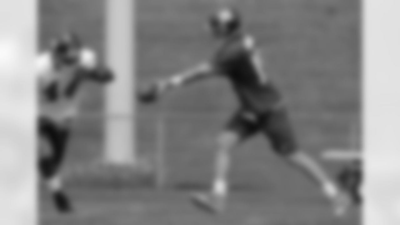New York Giants quarterback Eli Manning (10) hands off to Giants running back Ahmad Bradshaw (44) during a practice at the New York Giants NFL football training camp in Albany, N.Y.