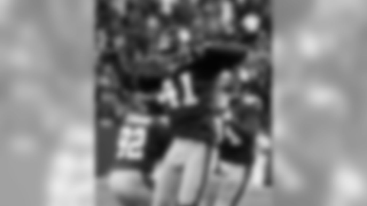 New York Giants cornerback Dave Thomas (41) celebrates after Washington Redskins kicker Eddie Murray missed a potential game winning field goal in the closing minutes of the fourth quarter of the Giants 9-7 win, Sunday, Dec. 3, 2000, at FedEx Field in Landover, Md. In the background celebrating are Giants Michael Strahan (92) and Cedric Jones (94). (AP Photo/Nick Wass)