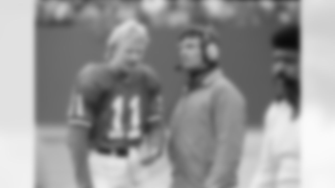 New York Giants quarterback Phil Simms (11), left, uses a fourth quarter time out to talk to coach Ray Perkins on the sidelines during 26-7 loss to the New York Jets at Giants Stadium in East Rutherford, N.J., Nov. 1, 1981. (AP Photo/Ray Stubblebine)