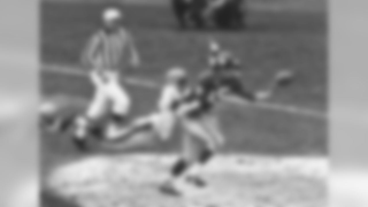 FILE - In this November 1961 file photo, New York Giants' Del Shofner (85) is unable to catch a pass from Y.A. Tittle as Pittsburgh Steelers' Brady Keys (26) defends during an NFL football game in New York. Shofner, the wide receiver who combined with Hall of Fame quarterback Tittle to give the Giants one of the NFL's most prolific passing threats in the early 1960s, has died. He was 85. Shofner's daughter, Laurie Shofner Corwin, confirmed the death Thursday, March 12, 2020, in a telephone call to The Associated Press. A family statement said the five-time Pro Bowl receiver died in Los Angeles on Wednesday of natural causes with his family by his side. (AP Photo, File)