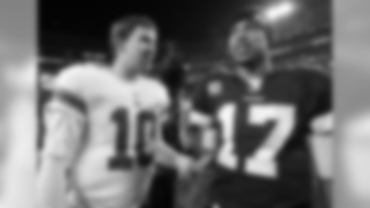 New York Giants quarterback Eli Manning, left, greets Washington Redskins quarterback Jason Campbell after the Giants defeated the Redskins 45-12 in an NFL football game, Monday, Dec. 21, 2009, in Landover, Md. (AP Photo/Alex Brandon)
