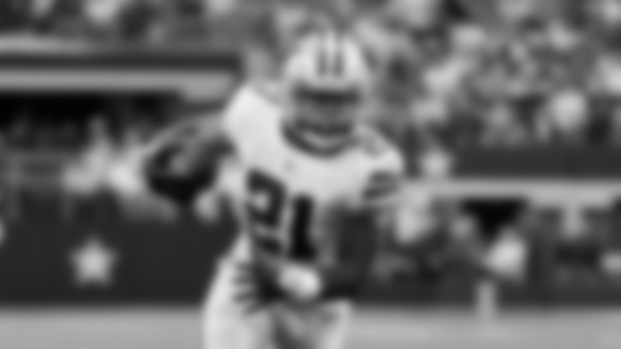 RB Ezekiel Elliott