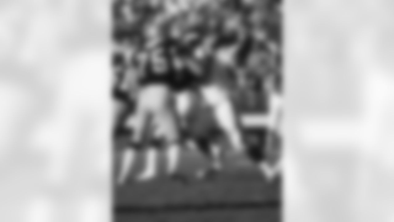 Los Angeles Raiders Howie Long (75) wrestles with an opponent during the NFL football game between the New York Giants and the Los Angeles Raiders in Los Angeles, California on November 27, 1983.The Raiders won the game 27-12. (AP Photo/Paul Spinelli)