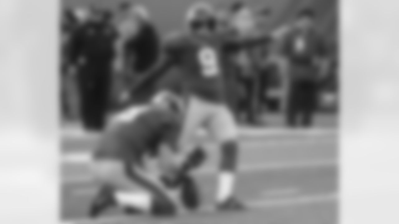 PK Lawrence Tynes kicks a 35-yard field goal.